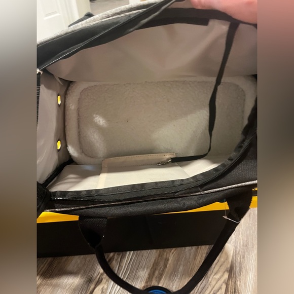 Pet Carrier - Picture 5 of 11